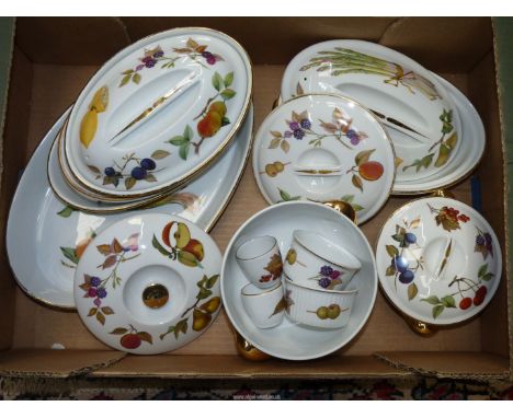 A quantity of Royal Worcester 'Evesham' lidded dishes, ramekins, etc.