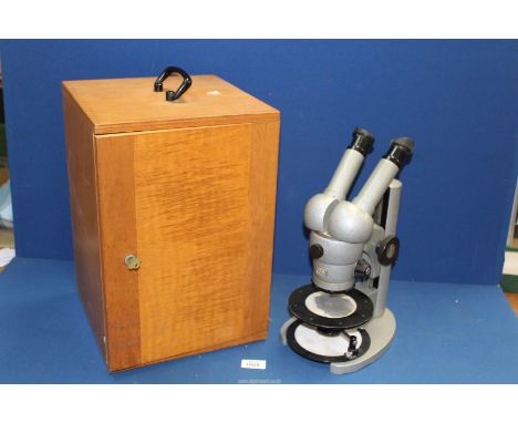  A Carl Zeiss stereo Binocular Microscope with variable magnification, old but serviceable, stiff magnification adjustment, c