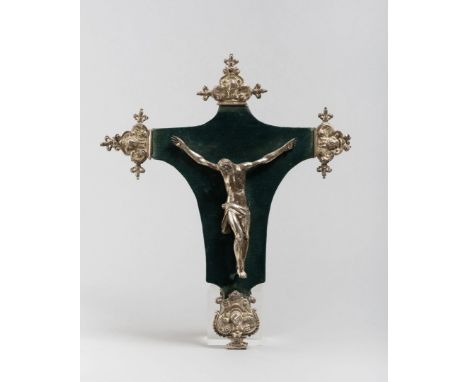 SILVER CRUCIFIX NAPLES XVII CENTURY Chiselled and embossed crucifix on cross-shaped silhouette on the sides of which are embo