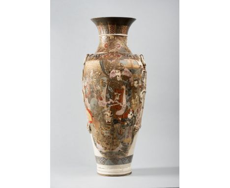 BIG END XVIII CENTURY FIRST PERIOD SATZUMA VASE  Porcelain with enamel bass relief knights figures with rich clothes , latera