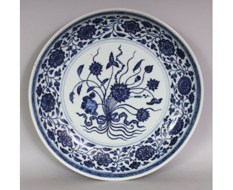 A LARGE CHINESE MING STYLE BLUE & WHITE PORCELAIN LOTUS BOUQUET PORCELAIN DISH, decorated to its centre with a floral bouquet