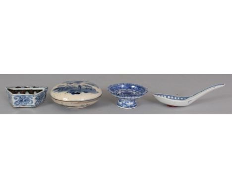 A 19TH/20TH CENTURY CHINESE BLUE & WHITE CIRCULAR PORCELAIN BOX & COVER, the base with a six-character Kangxi mark, 3.5in dia