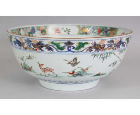 A LARGE GOOD QUALITY CHINESE KANGXI/YONGZHENG PERIOD FAMILLE VERTE PORCELAIN BOWL, circa 1700, the interior centre painted wi