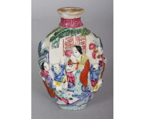 A GOOD QUALITY 19TH CENTURY CHINESE FAMILLE ROSE MOULDED PORCELAIN SNUFF BOTTLE, decorated with the legendary scene of four l