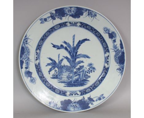 AN 18TH CENTURY CHINESE KANGXI/YONGZHENG PERIOD BLUE & WHITE PORCELAIN DISH, well painted to its centre with a garden scene o