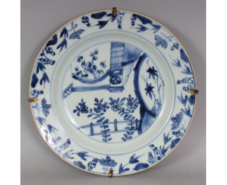 AN EARLY 18TH CENTURY CHINESE KANGXI PERIOD BLUE & WHITE PORCELAIN PLATE, painted to its centre with a stylised garden terrac