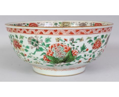 A LARGE CHINESE KANGXI PERIOD FAMILLE VERTE PORCELAIN BOWL, circa 1700, the sides painted with floral arrangements, 12.2in di