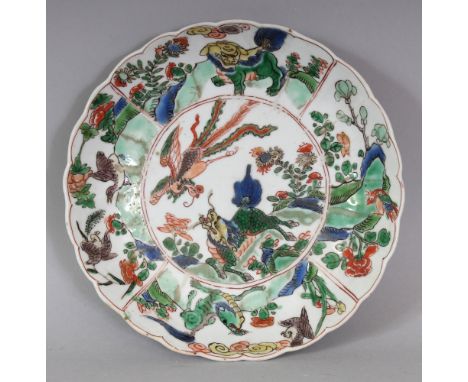 A SMALL GOOD QUALITY CHINESE KANGXI PERIOD FAMILLE VERTE FLUTED PORCELAIN SAUCER DISH, circa 1700, painted to its centre with