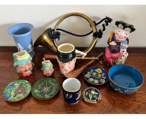 MIXED LOT COMPRISING COACH HORN, TWO HUNTING HORNS, WEDGWOOD, MELBA PUNCH TOBY, ETC.

FOOT GLUED ON PUNCH TOBY, CHIP ON CARLT