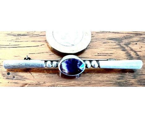 SILVER BAR BROOCH SET WITH BLUE JOHN CALCIUM FLUORITE CABOCHON, APPROX TOTAL WEIGHT 5.2g

 