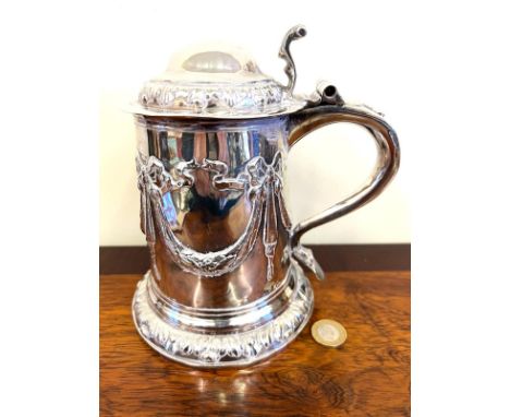 SILVER TANKARD WITH SCROLLED HANDLE AND HINGE COVER, REPOUSSE SWAG DECORATION, APPROX 18cm HIGH AND WEIGHT 640g