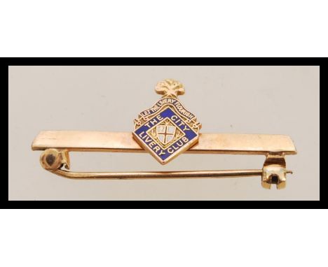 A gents vintage 9ct gold / 375 marked enamel brooch having latin inscribed crest with notation for 'The City Livery Club ' To
