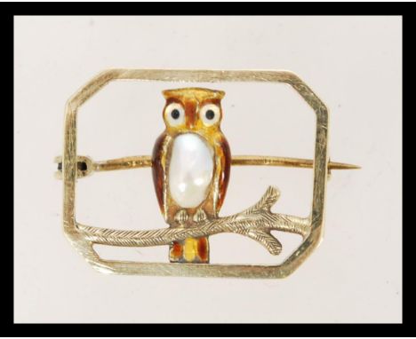 A 10ct gold brooch having an enamel owl with natural pearl to the body. Measures 2.3 cms wide and weighs 2.9 grams.