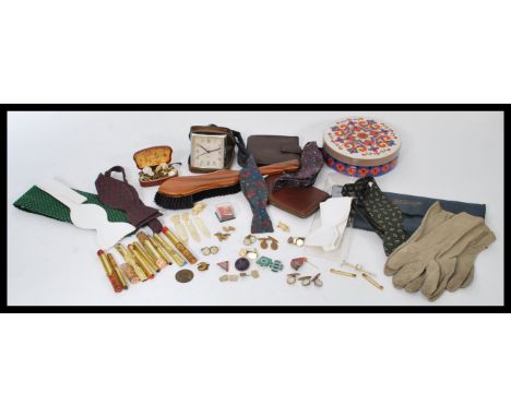 A good group of gents silk and other bow ties along with a quantity of cufflinks. Please see images.