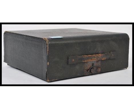 A vintage 20th century&nbsp; cased portable Imperial Model T typewriter in a good working condition. Measures 13 cm high, 30.