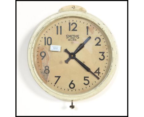 A vintage retro 20th century Smiths Sectric circular wall clock having faceted hands. Notation to dial.&nbsp;Measures: 38cm d