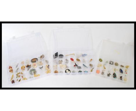 A good collection of 60 plus vintage costume jewellery brooches to include many named examples, Hollywood, Prentice etc. Many