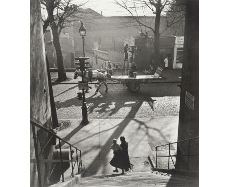 Willy Ronis (1910 – Paris – 2009). „Avenue Simon-Bolivar“, Paris. 1950Silbergelatineabzug, 1996.  28,3&nbsp;×&nbsp;25,7&nbsp;