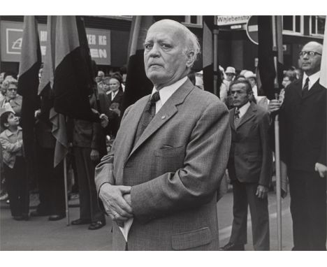 Gabriele und Helmut Nothhelfer (Berlin bzw. Bonn 1945 – leben in Bonn). „Katholik bei Fronleichnam, Berlin“. 1974Vintage. Sil