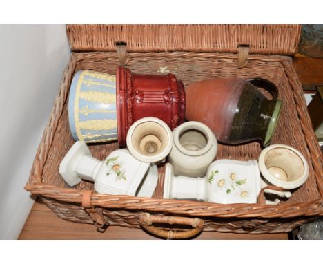 WICKER PICNIC BASKET INCLUDING CERAMIC VASES
