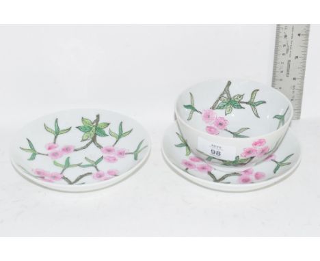 CERAMIC ITEMS INCLUDING A BOWL AND TWO SAUCERS