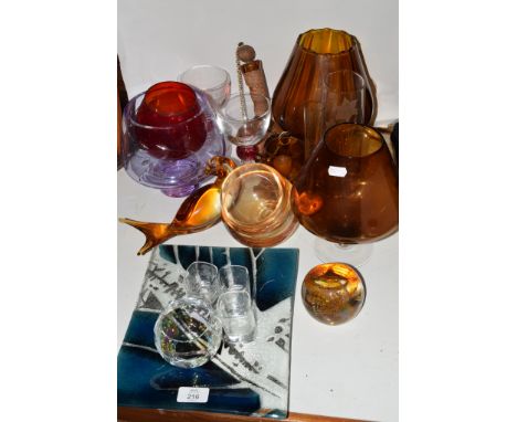 SMALL GLASS TRAY WITH GLASSES AND QUANTITY OF BROWN COLOURED GLASS WARES AND MODEL OF A PIGEON