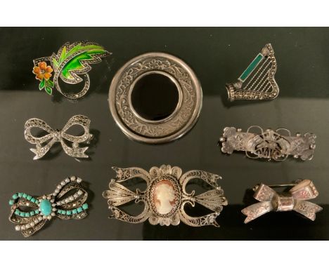 Brooches - a silver and green agate harp brooch, stamped 925,  others Victorian Jubilee, Birmingham 1896,  tied ribbon bow et