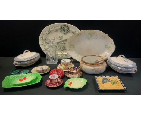 22PC RED KITCHENWARE - Earl's Auction Company