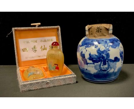 A Chinese blue and white tea jar and cover with paper seal;  a pair of Chinese glass snuff bottles, cased (3) 