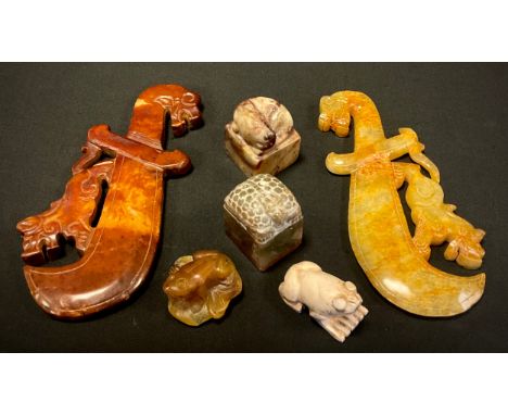 A Chinese carved Stone dagger tablet, in the Archaic taste, with curved blade, dragon handle, the blade back with foo dog, th