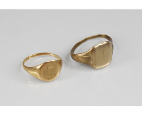An 18ct gold signet ring, the central oval panel with monogrammed initials, continuing to tapering shank, ring size L, weight