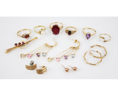 A selection of gold and gold coloured jewellery, to include an amethyst and diamond 9ct gold ring, marks for 'LA', Birmingham