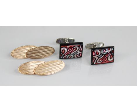 A pair of George V 9ct gold cufflinks, designed as oval panels with engine turned detail, 22mm x 10mm, marked for 'HL', Birmi