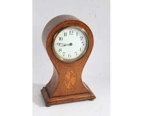 Edwardian oak and fan marquetry inlaid mantel clock, the white enamel dial with&nbsp; Arabic numerals, 22cm high, 13.5cm wide