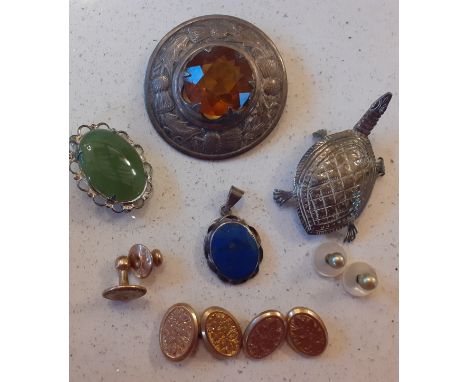 A small quantity of vintage costume jewellery and other items to include a pair of 9ct gold engraved cufflinks stamped 375, a