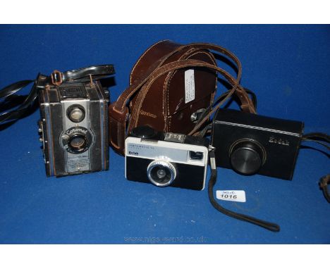 A quantity of vintage cameras including a Coroner Twelve-20 box camera, 2 Kodak Instamatic 126 Cameras and a Keystone Twenty 