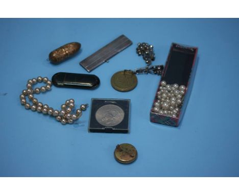 Bag of assorted , including a silver comb, World War I medal etc.