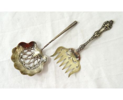 DECORATIVE VINTAGE AMERICAN STERLING SILVER SARDINE SERVERwith floral design to stem, 10.7cm long, together with a period Ame