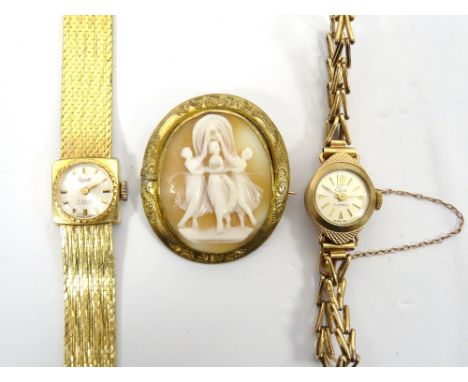 LADIES NINE CARAT GOLD CASED ELCO 17 JEWELS WRISTWATCHthe dial with baton five minute markers, on nine carat gold bracelet st
