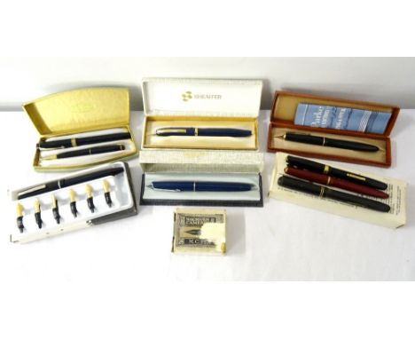 COLLECTION OF FOUNTAIN PENSa Parker Duofold with a black body and gilt highlights, cased, an Osmiroid Italic, am Osmiroid Let