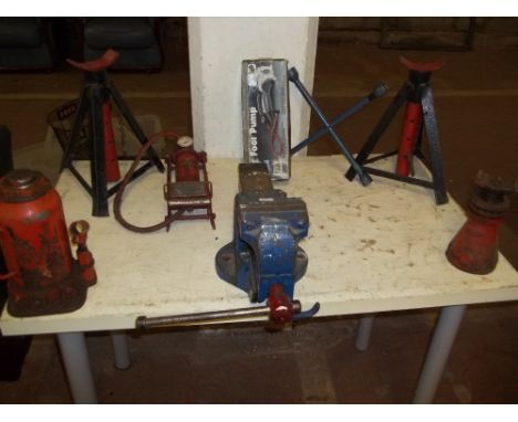 A QUANTITY OF TOOLS TO INCLUDE AN ENGINEER'S VICE, TWO AXLE STANDS, HYDRAULIC JACKS AND FOOTPUMPS