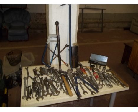 A QUANTITY OF TOOLS