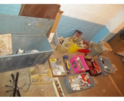 A LARGE QUANTITY OF DECORATOR'S / PLASTERER'S TOOLS ETC.