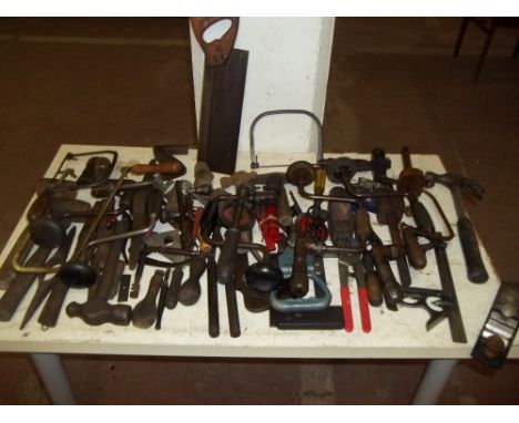 A QUANTITY OF TOOLS INCLUDING WOODWORKING TOOLS