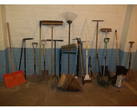 A LARGE QUANTITY OF GARDEN TOOLS