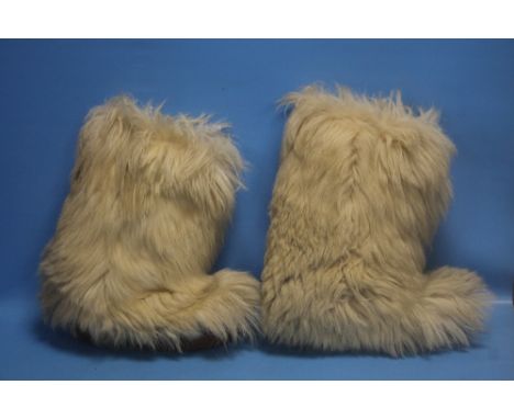 A PAIR OF VINTAGE RETRO YETI BOOTS SIZE 44