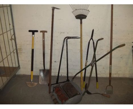 A QUANTITY OF GARDEN TOOLS