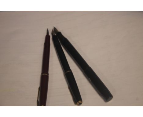THREE VINTAGE 14 CARAT GOLD NIB FOUNTAIN PENS TO INCLUDE TWO PARKERS