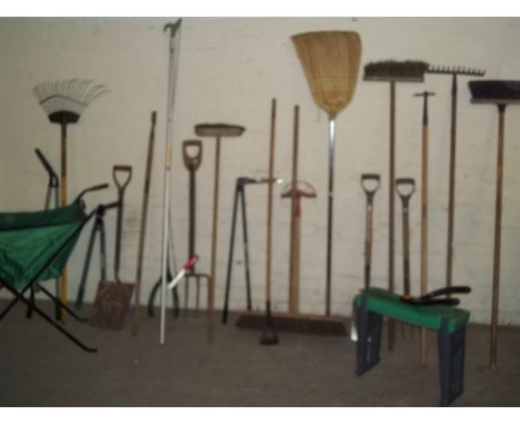 A QUANTITY OF GARDEN TOOLS