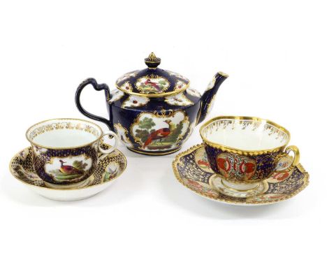 A Flight &amp; Barr Worcester Porcelain Teapot and Cover, circa 1800-1807, scale blue ground and painted with exotic birds an